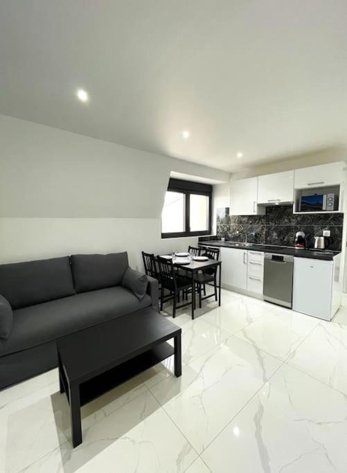 Moderne F2 proche ORLY, Paris