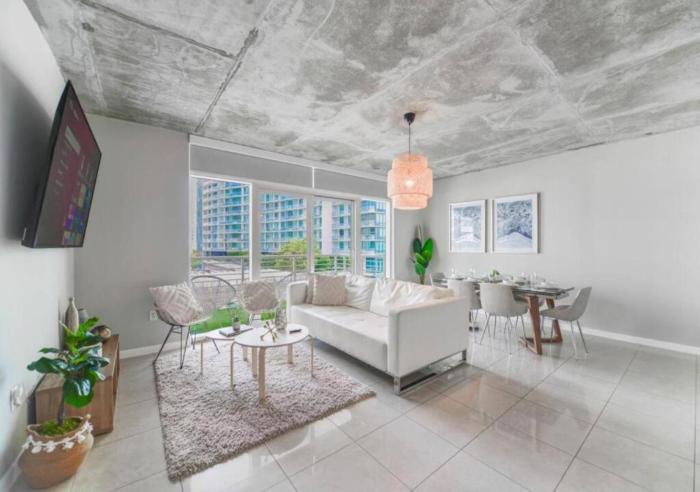 Amazing Condo with Pool at Midblock Miami