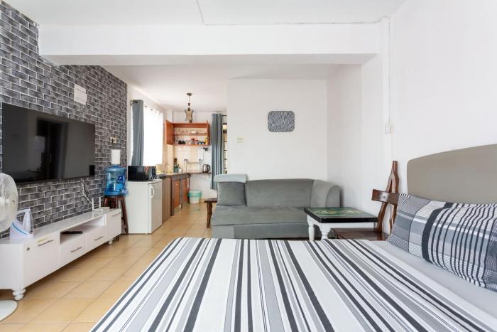 Sunny Spacious Studio