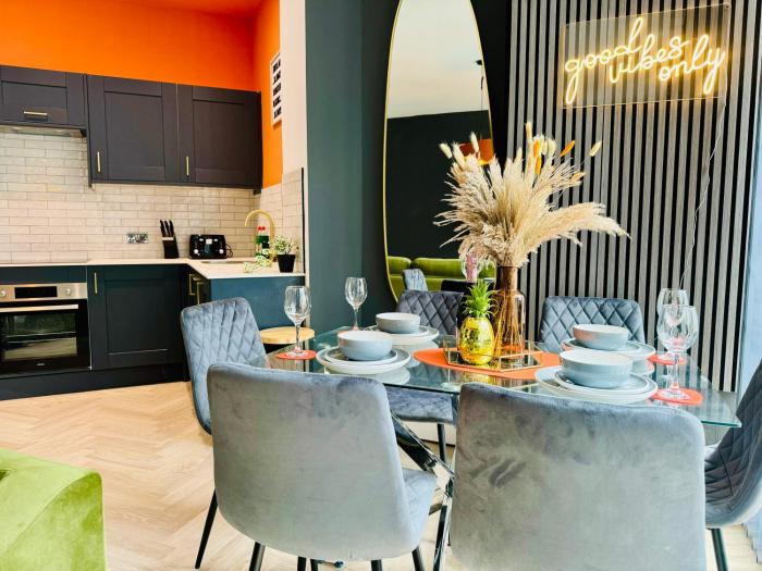 Next To Brighton Beach 3 Bedroom & 2 Bathroom Flat Sleep 12 Guests