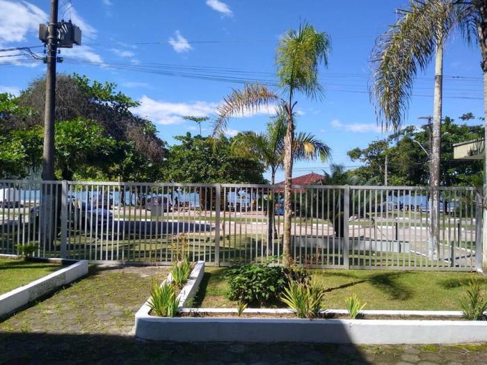 Apartamento em condomínio de frete pra praia