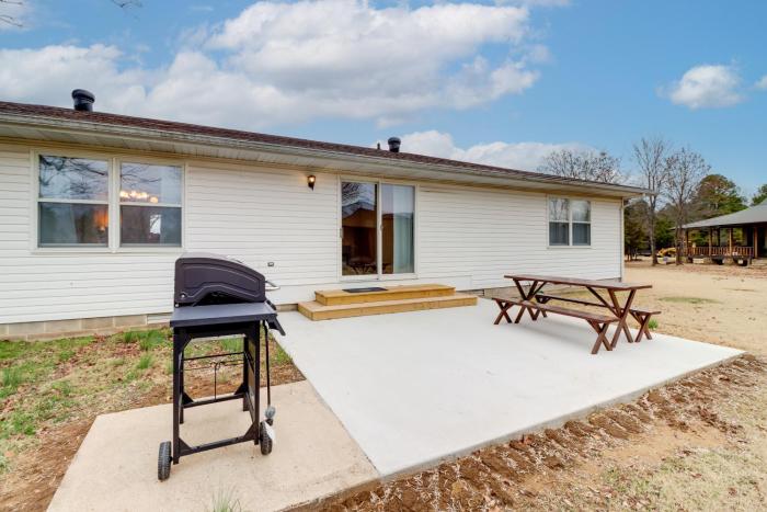 Henderson Home with Patio 1 Mi to Norfork Lake