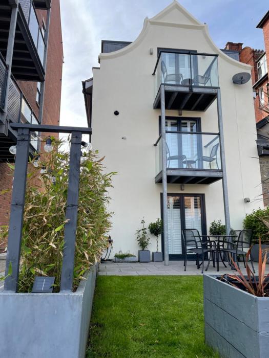 Retro Retreat, Sea View, Free Parking & EV Plug-in