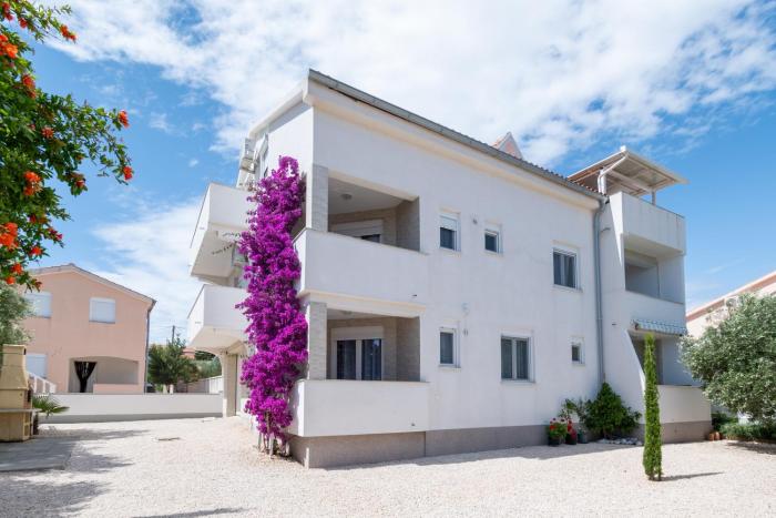 Apartments with parking space Vir - 23221