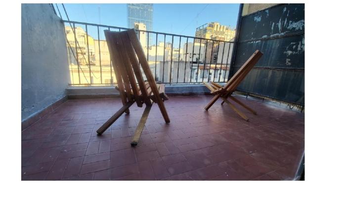 Luminoso y Cálido con Balcón a la calle