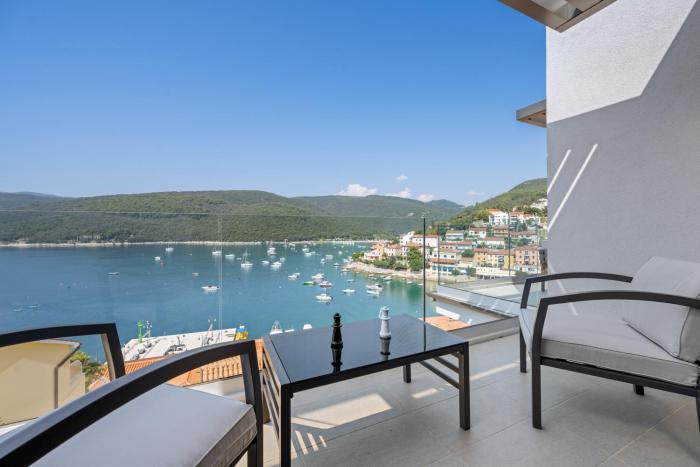 Apartement Mirella 2 "Your romantic sea-view escape in the heart of Rabac"
