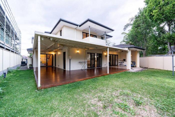 Spacious 5BR 3BA Home w Parking and Yard in Sunnybank M11