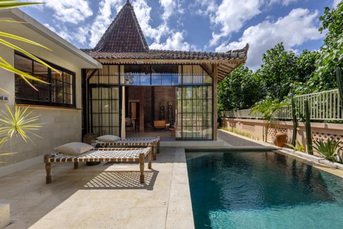 The Pink Joglo, a cheerful 3BDR Villa WPool and Rice-field view.