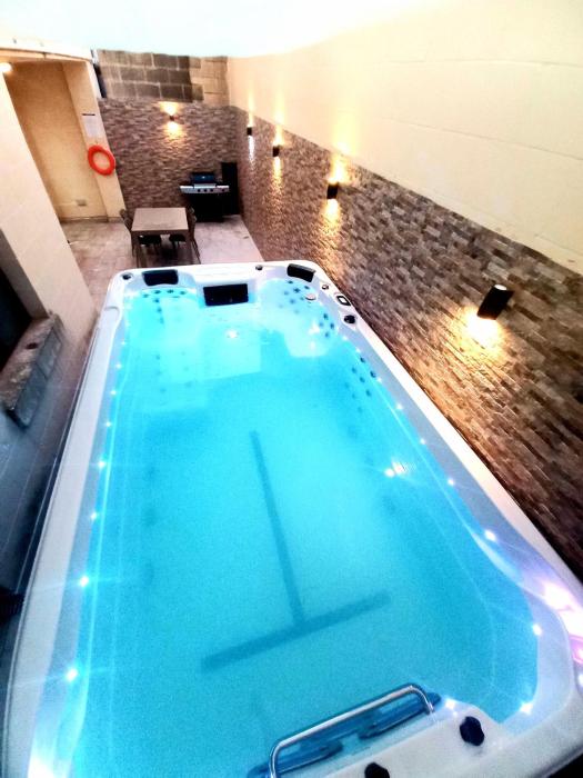 Luxurious apartment with heated pool jacuzzi