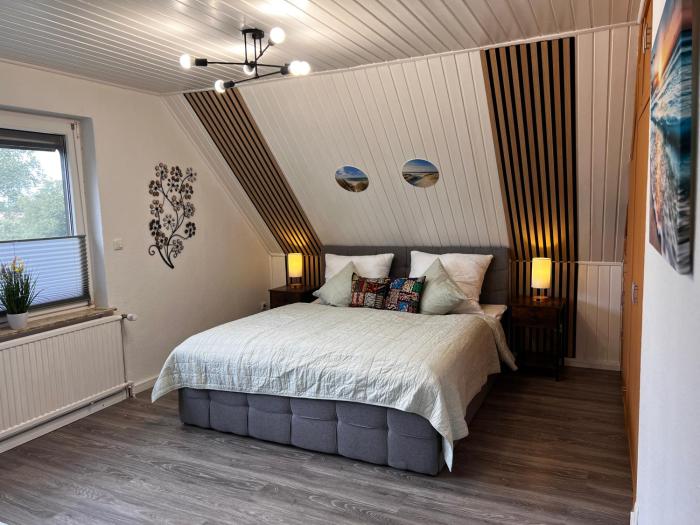 Nahe Kiel, Neues Ferienhaus an der Ostsee mit Sauna,Kamin und Garten,Parkplatz,5 Betten, 3 Schlafzimmer