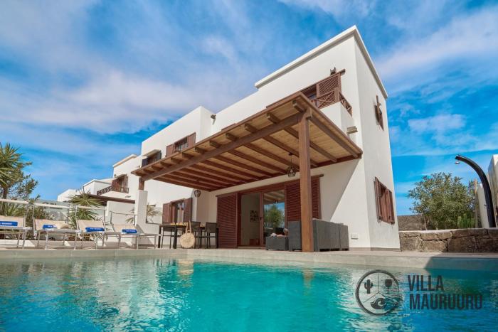 VILLA MAURUURU - 10 minutes walking to Marina Rubicón, heated pool, BBQ & office space with desk and high speed internet