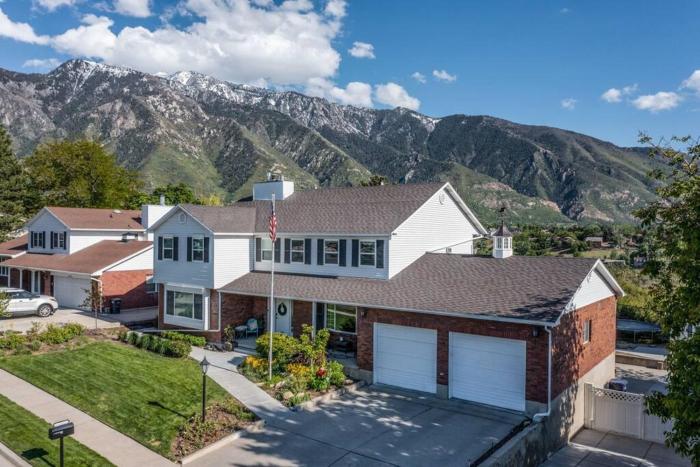 HotTub! Views! Basketball! Fireplaces! Mtn Trails