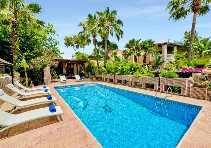 Villa by Playa den Bossa & Ibiza town 7min, BBQ
