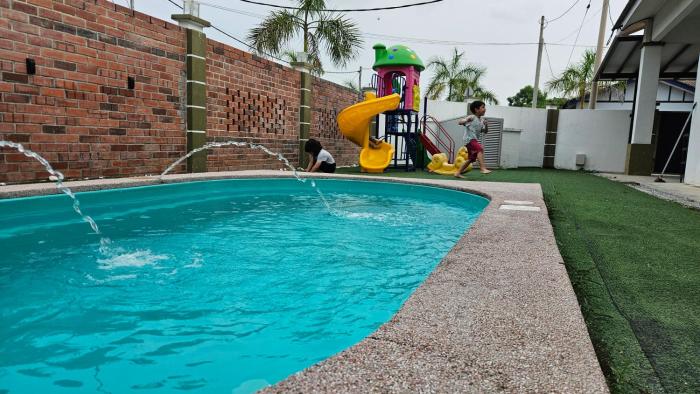 LeCamar STAYCATION Swimming Pool and Fully Air-conditioned at Bukit Katil 4 Queen-sized Bed and 3 Single-sized Bed