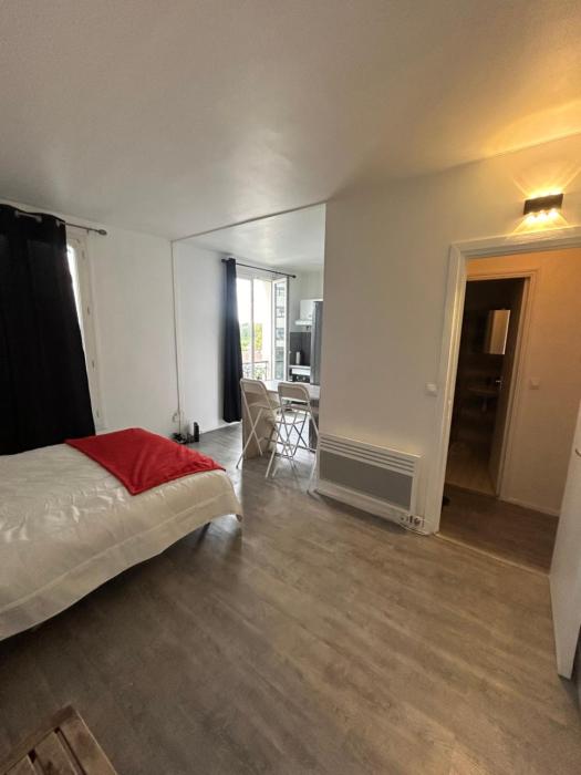 Studio très lumineux et équipée en pleine avenue !