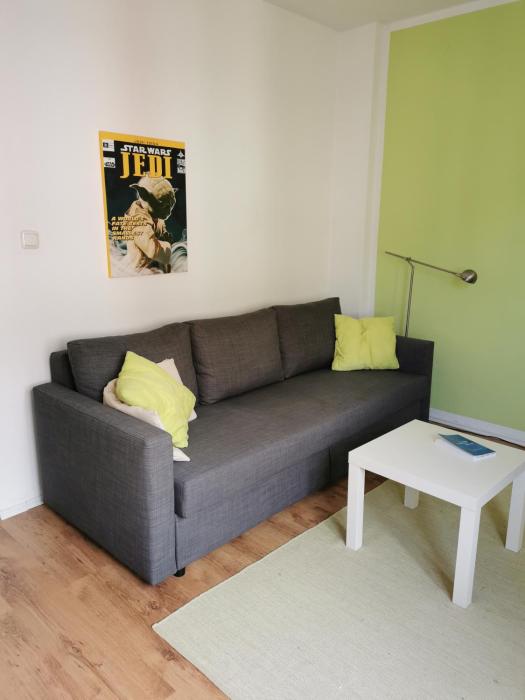 Nettes Schlafzimmer mit Gemeinschaftsbad in zentraler Lage