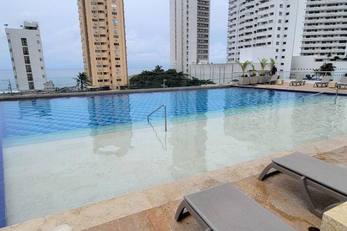 Stunning Infinity Pool, Balcony, steps from Walled City & Marbella Beach