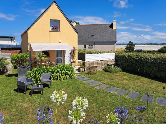 Cottage in Plouneour-Trez with Sea View