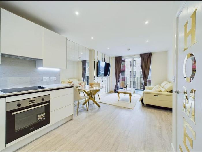 Luxury & Bright Apartment-Near Tube & Shops -Gym Access