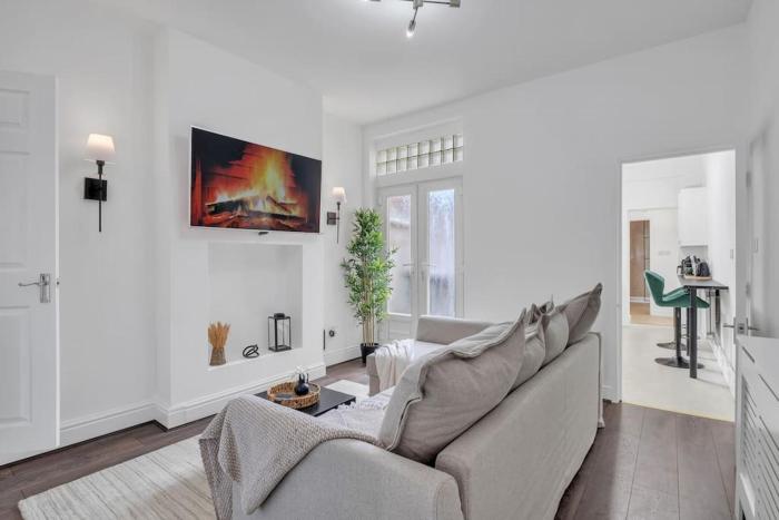 Cozy Nook-Hot Tub, Sleeps 8, Free Parking, Netflix