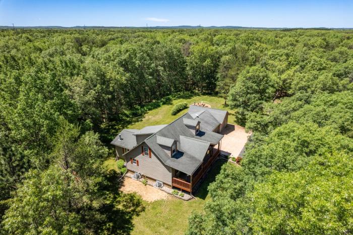 Dog-friendly 6-acre 5BR 3BA home, game room, deck, Wisconsin Dells 10min