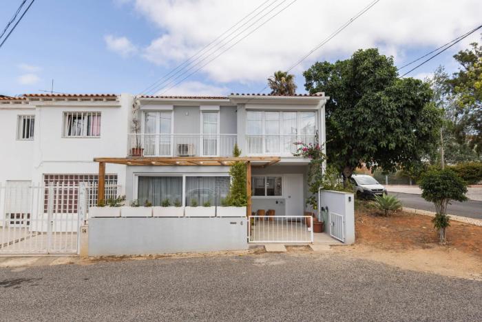 Carcavelos Sunny Retreat by LovelyStay