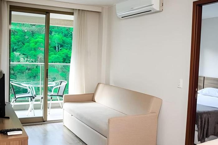 FLAT VPM - Cozinha, Varanda, Ar Cond, Estacionamento, Cama Queen, Vista Incrível, 400mb Wi-fi, TV Smart, Serviços de Streaming, Ducha Forte, Próximo a Barra da Tijuca e Recreio, 10min de carro da Praia