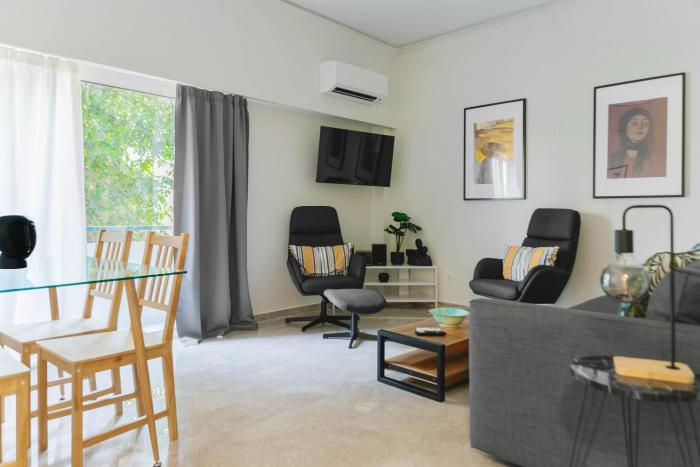 Mets gem with balcony near Acropolis