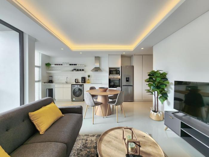 Elegant minimalist apartment in vibrant Woodstock