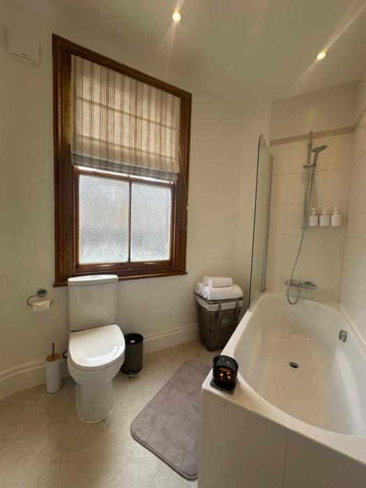 Entire Flat In the Diamond of Battersea