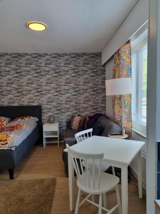 Kompakti yksiö numero 6 pienkerrostalossa