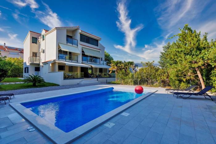 Luxury Semi-Detached House with a Pool near the Sea