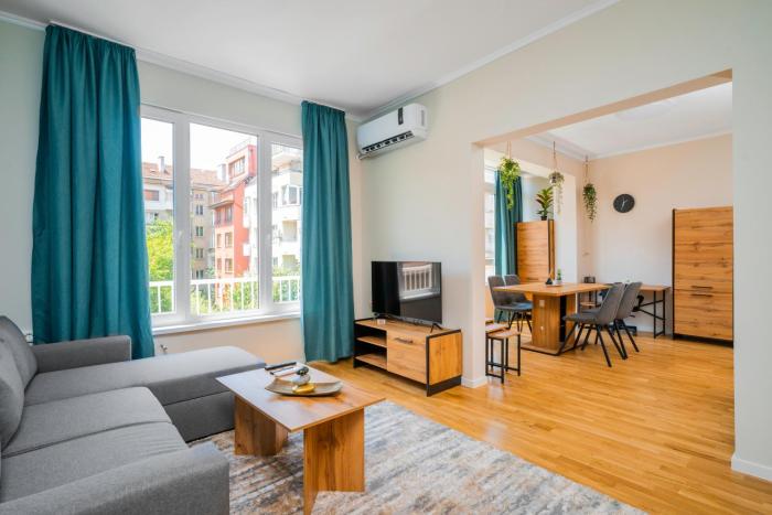 Spacious 2BD Near NDK with WorkSpace by Flat Mаnager