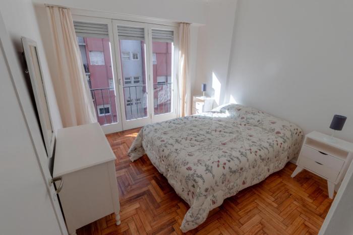 Check and Home - Gascón - 5 huéspedes al frente en el centro