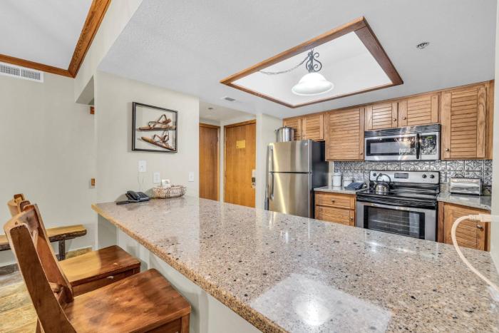 2BR Condo Walk to Ski Lift Downtown