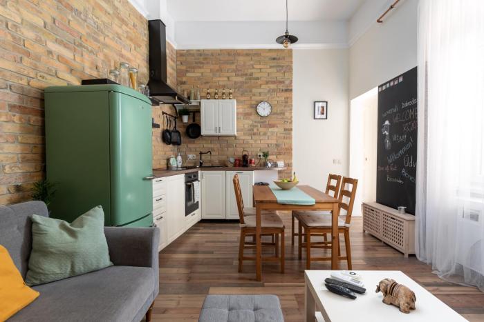 Central Vintage Loft - FREE Private Parking - Metro - Tram - AC