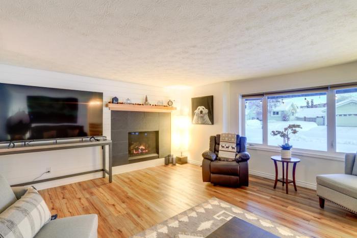 Northern Bliss Modern Mtn-View Home in Fairbanks