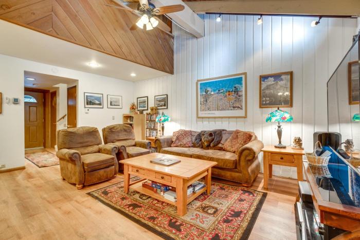 Mammoth Lakes Condo about 5 Mi to Mammoth Mtn!