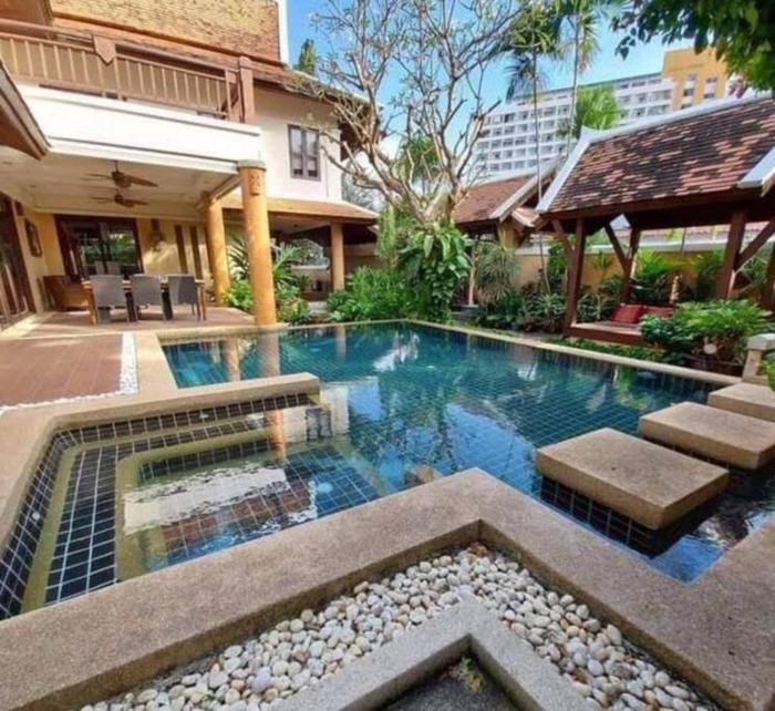 Luxury 5BR Pool Villa Pattaya-Family & Friends Fun Escape-BBQ, Pool Table