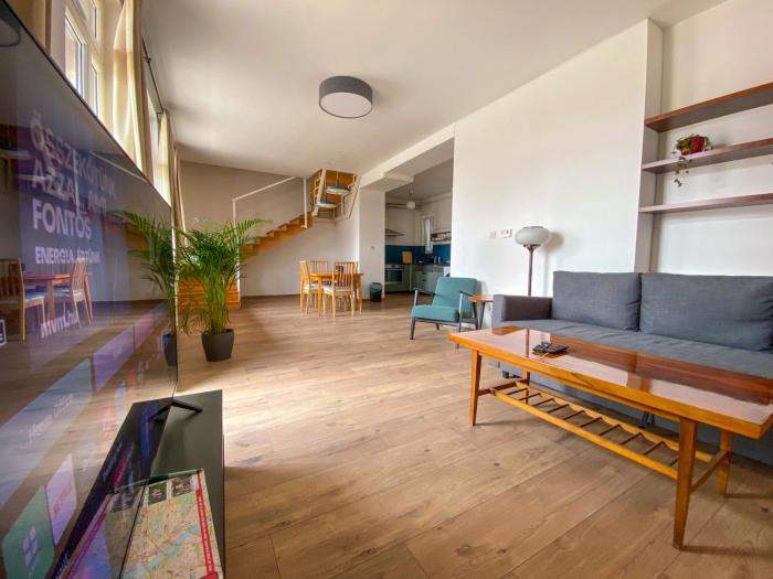 Spacious 2 story loft w balcony near Opera, Andrassy