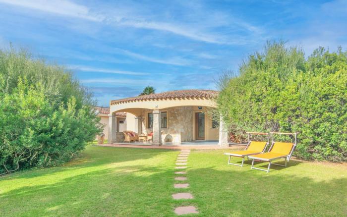 Villas with air conditioning and private outdoor area just 400 meters from the beach