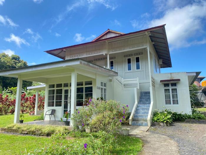 A beautiful and Spacious Rumah Manado 2 Bedrooms with Bathrooms Villa Marion Tomohon