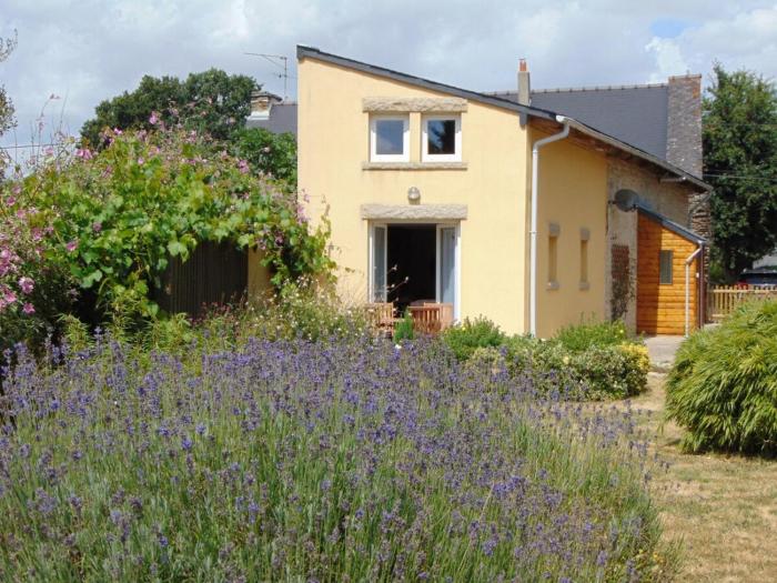 La Ville Hello, a spacious house, sleeps 9, in rur