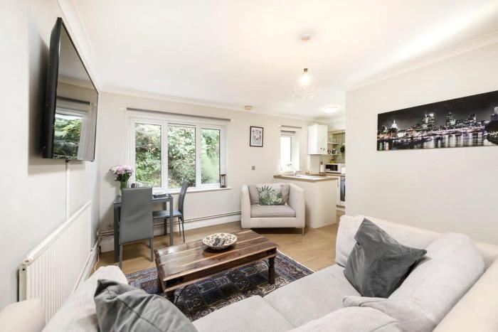 One bedroom central Slough with parking