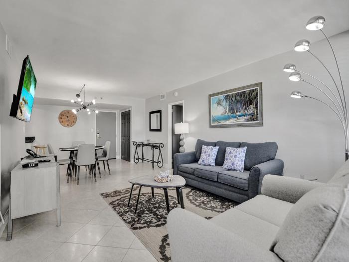 Cozy Beachfront 2 Bedroom Condo Beach Service 406