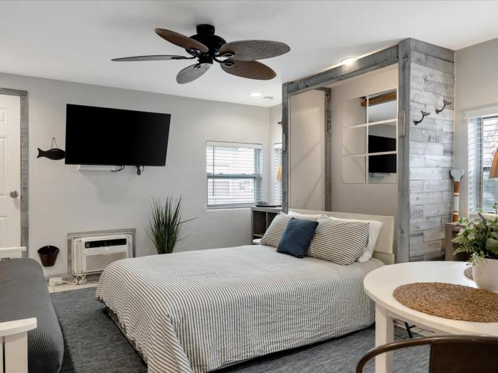 Quiet Corner Suite Heated Pool & 2 mins 2 beach