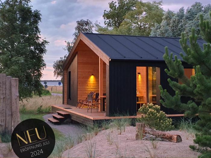 Werder Chalet -- GROßES SONNENDECK -- Strand 150m I Sauna I eKamin I bis 8 Pers I Meerblick I by "Meyers am Meer"