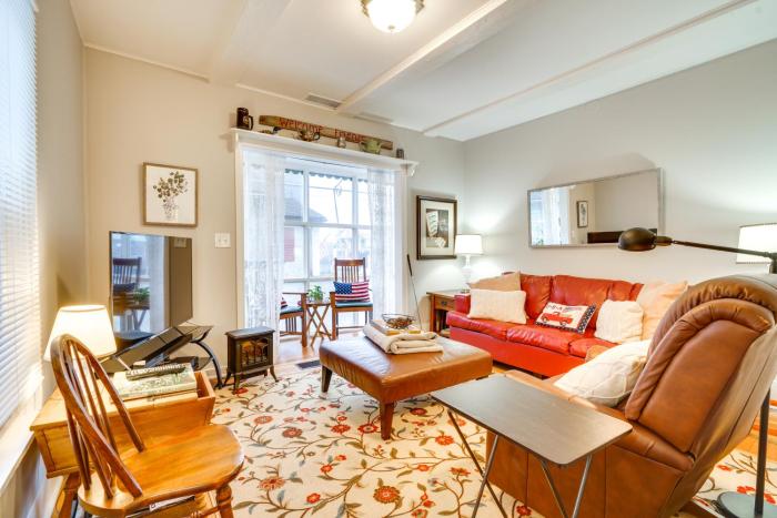 Prime Lakeside Village Location Apt with Kitchen!