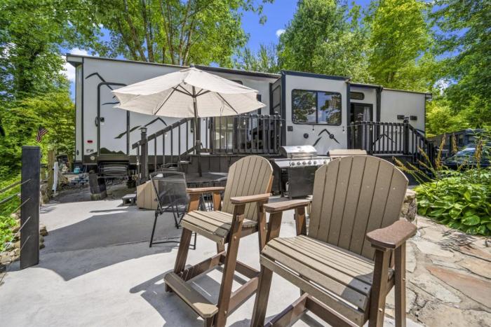 Creekside Glamping Resort- Golf Cart- Swimming Pool- Mini Golf- Pet Friendly