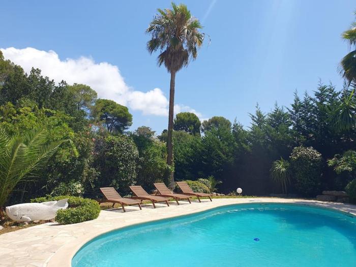 Bas de villa avec piscine partagée